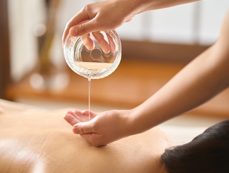 油壓按摩 vs 指壓按摩怎麼選？一篇文章讓你挑選最適合的按摩方式